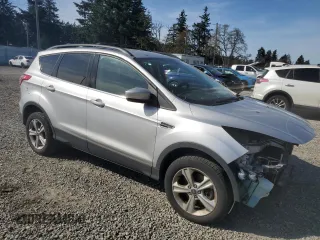2013 Ford Escape SE z VIN 1FMCU9G9XDUD02545, wystawiony jako Copart lot #52123545 z przebiegiem 137 841 mil mil oraz Szkoda całkowita • Salvage title. Historia ofert i sprzedaży dostępna na DreamBid. Obrazek 4.