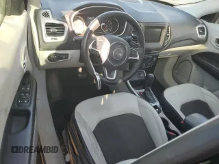 2019 Jeep Compass Latitude z VIN 3C4NJCBB5KT652654, wystawiony jako Copart lot #49722665 z przebiegiem 97 163 mil mil oraz Szkoda całkowita • Salvage title. Historia ofert i sprzedaży dostępna na DreamBid. Obrazek 8.