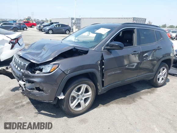 2023 Jeep Compass Latitude z VIN 3C4NJDBN7PT533642, wystawiony jako IAAI lot #42473847 z przebiegiem 34 589 mil mil oraz . Historia ofert i sprzedaży dostępna na DreamBid. Obrazek 16.