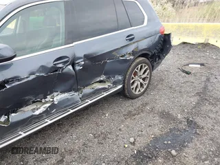 2020 BMW X7 xDrive40i z VIN 5UXCW2C03L9B38605, wystawiony jako IAAI lot #42026801 z przebiegiem 82 394 mil mil oraz . Historia ofert i sprzedaży dostępna na DreamBid. Obrazek 18.