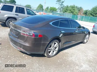 2013 Tesla Model S z VIN 5YJSA1DN6DFP03367, wystawiony jako IAAI lot #42565978 z przebiegiem 105 945 mil mil oraz . Historia ofert i sprzedaży dostępna na DreamBid. Obrazek 4.