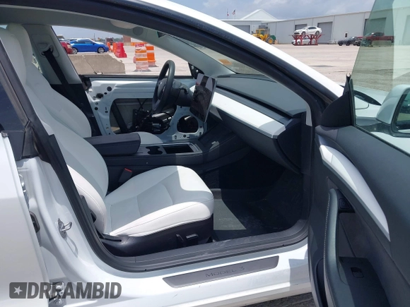 2023 Tesla Model 3 z VIN 5YJ3E1EA8PF384806, wystawiony jako IAAI lot #42526063 z przebiegiem 95 389 mil mil oraz . Historia ofert i sprzedaży dostępna na DreamBid. Obrazek 5.