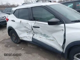 2019 Nissan Kicks SV with VIN 3N1CP5CU5KL471493, listed as a IAAI auction lot 40940794 with 111,733 mi miles. Bid and sale history available at carsss.com. Image 13.