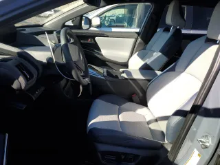 2023 Subaru Solterra Premium z VIN JTMABABA5PA019352, wystawiony jako Copart lot #43404604 z przebiegiem 9 903 mil mil oraz . Historia ofert i sprzedaży dostępna na DreamBid. Obrazek 7.