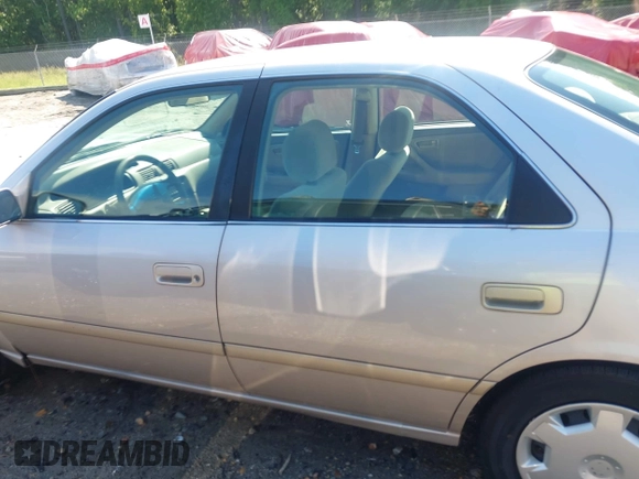 2001 Toyota Camry CE z VIN 4T1BG22K01U053432, wystawiony jako IAAI lot #42257822 z przebiegiem 128 610 mil mil oraz . Historia ofert i sprzedaży dostępna na DreamBid. Obrazek 14.