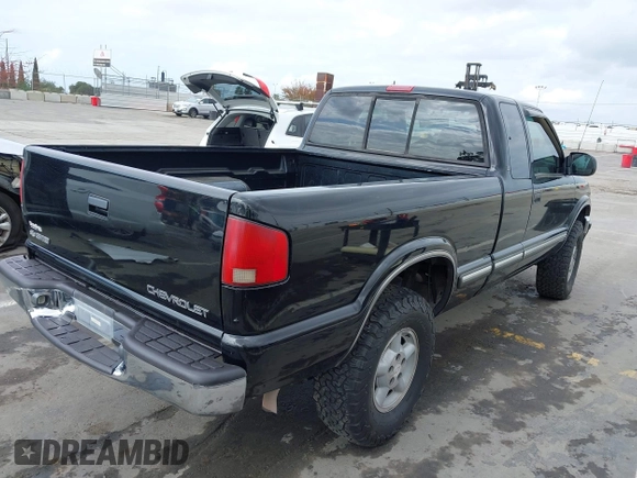 2001 Chevrolet S-10 LS with VIN 1GCDT19W51K140881, listed as a IAAI auction lot 42114214 with 347,913 mi miles and . Bid and sale history available at DreamBid. Image 4.