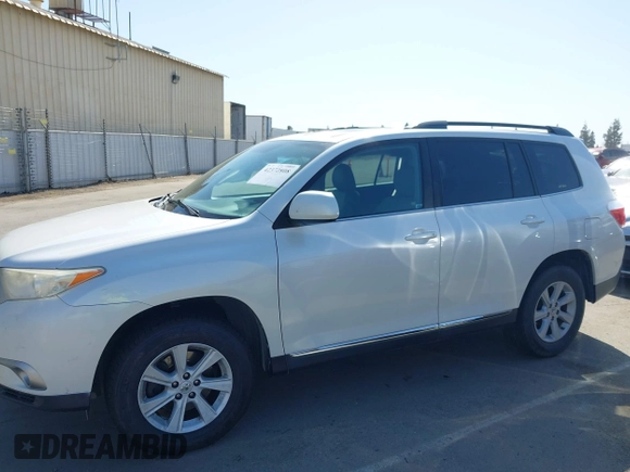 2013 Toyota Highlander z VIN 5TDZK3EH7DS127798, wystawiony jako IAAI lot #42372808 z przebiegiem 176 190 mil mil oraz . Historia ofert i sprzedaży dostępna na DreamBid. Obrazek 14.