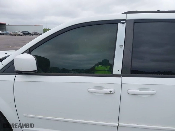 2014 Dodge Grand Caravan SXT with VIN 2C4RDGCG0ER390849, listed as a IAAI auction lot 41957368 with 98,044 mi miles. Bid and sale history available at carsss.com. Image 15.