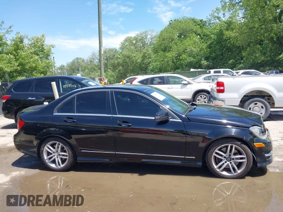 2013 Mercedes-Benz C 300 Sport z VIN WDDGF8AB0DR292722, wystawiony jako IAAI lot #42270735 z przebiegiem 113 119 mil mil oraz . Historia ofert i sprzedaży dostępna na DreamBid. Obrazek 14.
