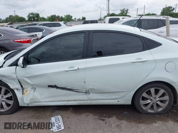 2013 Hyundai Accent GLS z VIN KMHCU4AE8DU275645, wystawiony jako IAAI lot #42139737 z przebiegiem 85 031 mil mil oraz . Historia ofert i sprzedaży dostępna na DreamBid. Obrazek 14.