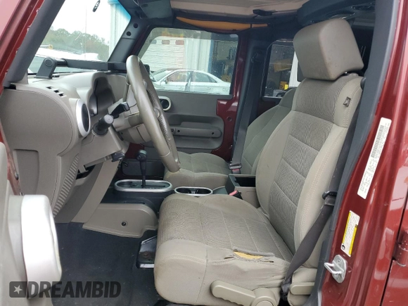 2007 Jeep Wrangler Unlimited Sahara z VIN 1J4GB59157L199454, wystawiony jako Copart lot #82314724 z przebiegiem Nie podano mil oraz Czysty tytuł • Clean title. Historia ofert i sprzedaży dostępna na DreamBid. Obrazek 7.
