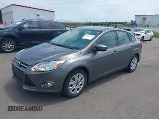 2012 Ford Focus SE z VIN 1FAHP3F21CL463413, wystawiony jako IAAI lot #42564350 z przebiegiem 115 849 mil mil oraz . Historia ofert i sprzedaży dostępna na DreamBid. Obrazek 2.