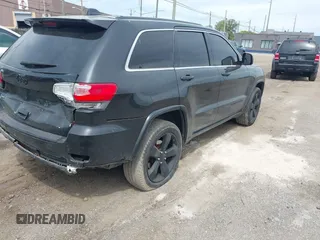 2015 Jeep Grand Cherokee Altitude z VIN 1C4RJFAG5FC682058, wystawiony jako IAAI lot #42352814 z przebiegiem 228 067 mil mil oraz . Historia ofert i sprzedaży dostępna na DreamBid. Obrazek 4.