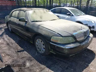 2004 Lincoln Town Car Ultimate z VIN 1LNHM83W34Y680212, wystawiony jako IAAI lot #42038987 z przebiegiem 108 450 mil mil oraz . Historia ofert i sprzedaży dostępna na DreamBid. Obrazek 1.