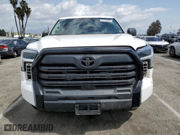 2022 Toyota Tundra SR z VIN 5TFKB5AA5NX008200, wystawiony jako Copart lot #51174545 z przebiegiem 51 898 mil mil oraz Szkoda całkowita • Salvage title. Historia ofert i sprzedaży dostępna na DreamBid. Obrazek 5.