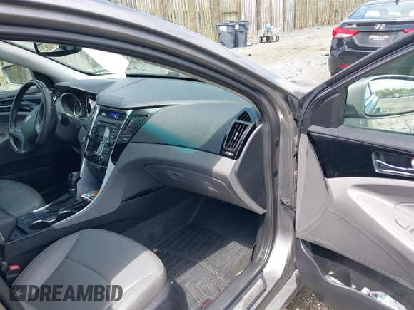2012 Hyundai Sonata SE z VIN 5NPEC4AC9CH382890, wystawiony jako IAAI lot #42263586 z przebiegiem 159 138 mil mil oraz . Historia ofert i sprzedaży dostępna na DreamBid. Obrazek 5.