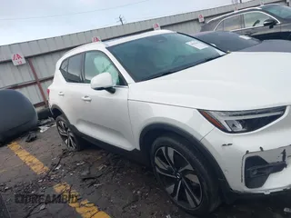 2023 Volvo XC40 Ultimate Bright Theme с VIN YV4L12UA6P2057484, выставлен на аукционе IAAI как лот 40963901 с пробегом 8 196 миль миль и . История ставок и продаж доступна на DreamBid. Изображение 13.