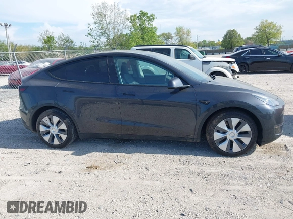 2024 Tesla Model Y Long Range z VIN 7SAYGDEE2RF992489, wystawiony jako IAAI lot #42258232 z przebiegiem 14 771 mil mil oraz . Historia ofert i sprzedaży dostępna na DreamBid. Obrazek 13.