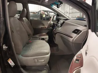 2012 Toyota Sienna XLE AAS z VIN 5TDYK3DC5CS223378, wystawiony jako IAAI lot #42164070 z przebiegiem 163 338 mil mil oraz . Historia ofert i sprzedaży dostępna na DreamBid. Obrazek 5.