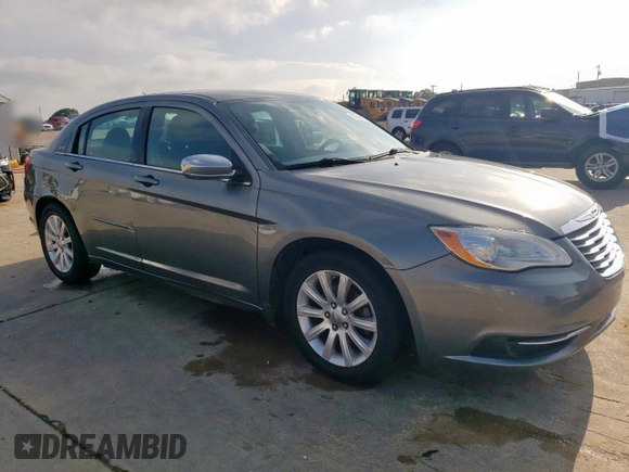 2013 Chrysler 200 Touring z VIN 1C3CCBBB5DN558082, wystawiony jako Copart lot #55348835 z przebiegiem 154 329 mil mil oraz Szkoda całkowita • Salvage title. Historia ofert i sprzedaży dostępna na DreamBid. Obrazek 4.