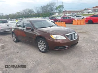 2013 Chrysler 200 Touring z VIN 1C3CCBBB2DN538825, wystawiony jako IAAI lot #42009269 z przebiegiem 90 897 mil mil oraz . Historia ofert i sprzedaży dostępna na DreamBid. Obrazek 1.