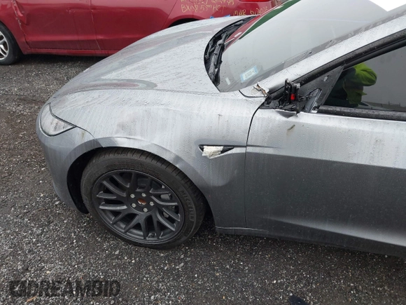 2025 Tesla Model 3 Long Range z VIN 5YJ3E1EA0SF906935, wystawiony jako IAAI lot #41915554 z przebiegiem 1 715 mil mil oraz . Historia ofert i sprzedaży dostępna na DreamBid. Obrazek 19.