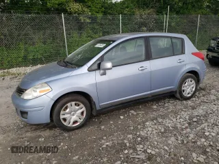 2011 Nissan Versa S z VIN 3N1BC1CP3BL506025, wystawiony jako Copart lot #61054485 z przebiegiem Nie podano mil oraz Czysty tytuł • Clean title. Historia ofert i sprzedaży dostępna na DreamBid. Obrazek 1.