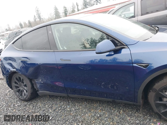 2024 Tesla Model Y Long Range with VIN 7SAYGDEE9RF066607, listed as a IAAI auction lot 40895482 with 9,988 mi miles. Bid and sale history available at carsss.com. Image 13.