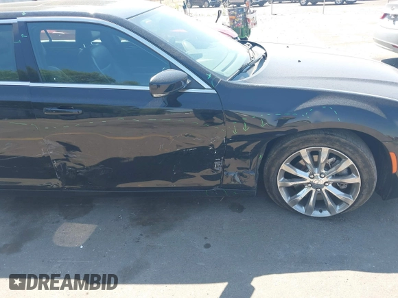 2016 Chrysler 300 Limited z VIN 2C3CCARG7GH314121, wystawiony jako IAAI lot #39842419 z przebiegiem 40 046 mil mil oraz . Historia ofert i sprzedaży dostępna na DreamBid. Obrazek 6.