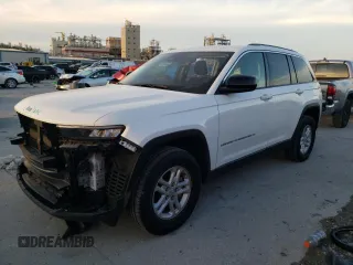2023 Jeep Grand Cherokee Laredo z VIN 1C4RJGAG4PC534250, wystawiony jako Copart lot #42110305 z przebiegiem 46 121 mil mil oraz Szkoda całkowita • Salvage title. Historia ofert i sprzedaży dostępna na DreamBid. Obrazek 1.