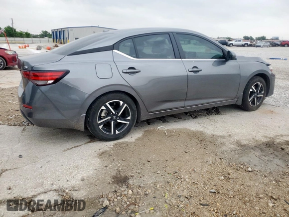 2024 Nissan Sentra SV z VIN 3N1AB8CVXRY261632, wystawiony jako Copart lot #57170615 z przebiegiem 17 549 mil mil oraz Szkoda całkowita • Salvage title. Historia ofert i sprzedaży dostępna na DreamBid. Obrazek 3.