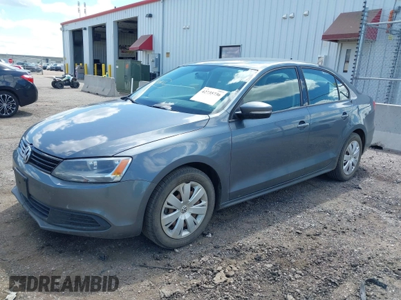 2014 Volkswagen Jetta SE z VIN 3VWD17AJ8EM286230, wystawiony jako IAAI lot #42735736 z przebiegiem 181 617 mil mil oraz . Historia ofert i sprzedaży dostępna na DreamBid. Obrazek 2.