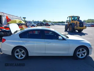 2015 BMW 3 Series 328i xDrive z VIN WBA3B5G58FNS13423, wystawiony jako IAAI lot #42050878 z przebiegiem 82 235 mil mil oraz . Historia ofert i sprzedaży dostępna na DreamBid. Obrazek 14.