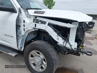 2019 Ram 2500 Tradesman with VIN 3C6UR5CJ3KG512575, listed as a IAAI auction lot 42354322 with 61,965 mi miles and . Bid and sale history available at DreamBid. Image 21.