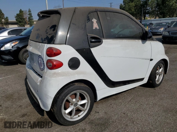 2014 Smart fortwo Pure z VIN WMEEJ3BA3EK780633, wystawiony jako Copart lot #54009185 z przebiegiem 104 688 mil mil oraz Tytuł czysty. Historia ofert i sprzedaży dostępna na DreamBid. Obrazek 3.
