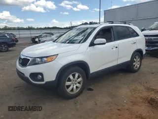 2012 Kia Sorento LX z VIN 5XYKT3A67CG291387, wystawiony jako Copart lot #57509805 z przebiegiem 190 667 mil mil oraz Czysty tytuł • Clean title. Historia ofert i sprzedaży dostępna na DreamBid. Obrazek 1.