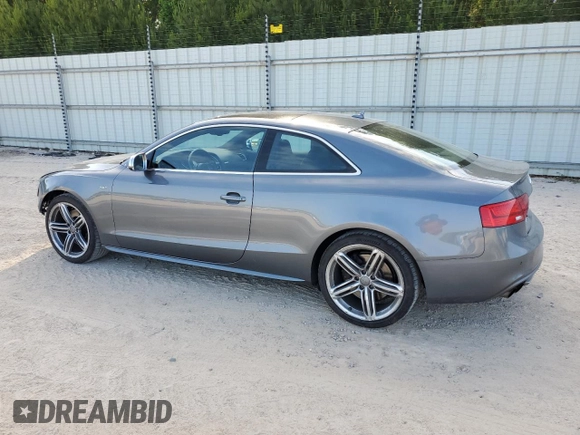 2013 Audi S5 Prestige z VIN WAUVGAFR9DA001304, wystawiony jako Copart lot #54165695 z przebiegiem 106 571 mil mil oraz Szkody całkowita. Historia ofert i sprzedaży dostępna na DreamBid. Obrazek 2.