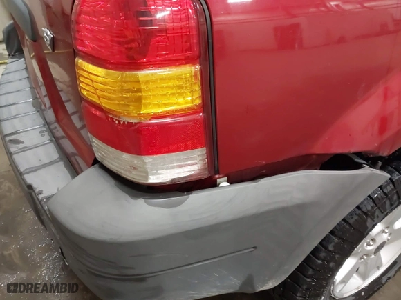 2006 Ford Escape XLT with VIN 1FMYU03106KC15575, listed as a IAAI auction lot 42017906 with 187,733 mi miles. Bid and sale history available at carsss.com. Image 6.