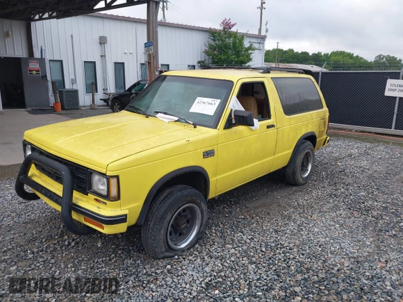 1989 Chevrolet Blazer z VIN 1GNCT18Z7K8226240, wystawiony jako IAAI lot #42367663 z przebiegiem 213 142 mil mil oraz . Historia ofert i sprzedaży dostępna na DreamBid. Obrazek 2.
