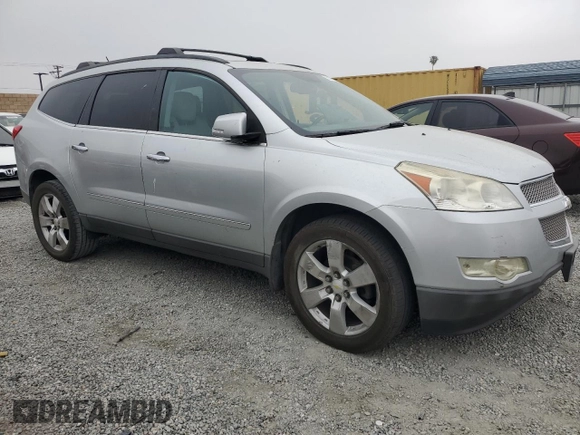 2012 Chevrolet Traverse LTZ z VIN 1GNKRLED8CJ262091, wystawiony jako Copart lot #55527805 z przebiegiem Nie podano mil oraz Szkoda całkowita • Salvage title. Historia ofert i sprzedaży dostępna na DreamBid. Obrazek 4.