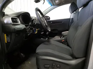 2017 Kia Sorento LX z VIN 5XYPG4A33HG218448, wystawiony jako Copart lot #54915605 z przebiegiem 102 932 mil mil oraz Czysty tytuł • Clean title. Historia ofert i sprzedaży dostępna na DreamBid. Obrazek 7.