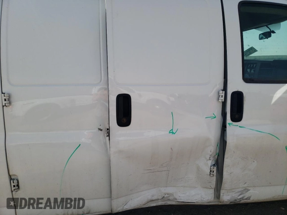 2023 Chevrolet Express Cargo z VIN 1GCWGAFP0P1232439, wystawiony jako Copart lot #49666885 z przebiegiem 74 389 mil mil oraz Czysty tytuł • Clean title. Historia ofert i sprzedaży dostępna na DreamBid. Obrazek 11.