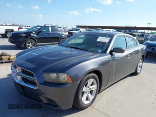 2013 Dodge Charger SE z VIN 2C3CDXBG5DH571669, wystawiony jako IAAI lot #42093056 z przebiegiem 181 157 mil mil oraz . Historia ofert i sprzedaży dostępna na DreamBid. Obrazek 2.