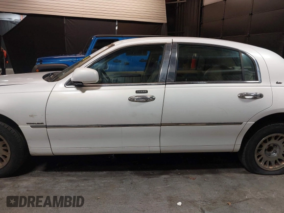 2001 Lincoln Town Car Cartier z VIN 1LNHM83W51Y609962, wystawiony jako IAAI lot #41623323 z przebiegiem 201 799 mil mil oraz . Historia ofert i sprzedaży dostępna na DreamBid. Obrazek 14.