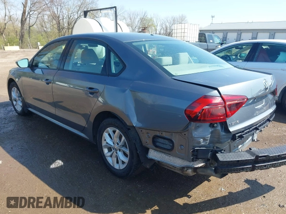 2018 Volkswagen Passat S z VIN 1VWAA7A35JC031938, wystawiony jako IAAI lot #42001015 z przebiegiem 109 450 mil mil oraz . Historia ofert i sprzedaży dostępna na DreamBid. Obrazek 3.