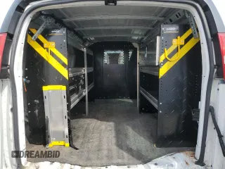 2021 Chevrolet Express Cargo z VIN 1GCWGAF78M1259125, wystawiony jako Copart lot #58451345 z przebiegiem 52 544 mil mil oraz Szkody całkowita. Historia ofert i sprzedaży dostępna na DreamBid. Obrazek 10.
