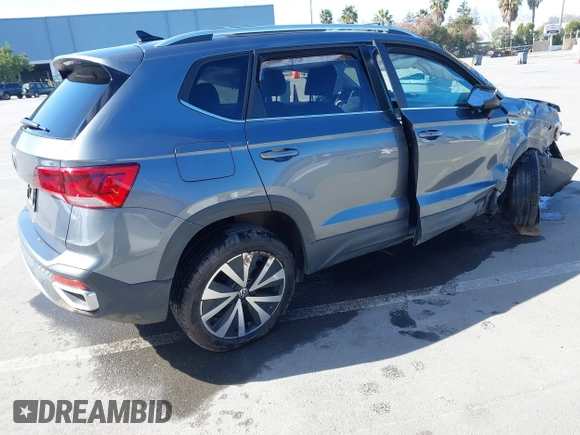 2024 Volkswagen Taos SE z VIN 3VVEX7B20RM075155, wystawiony jako IAAI lot #41709198 z przebiegiem 4 810 mil mil oraz . Historia ofert i sprzedaży dostępna na DreamBid. Obrazek 4.