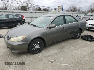 2005 Toyota Camry STD z VIN 4T1BE32K05U555603, wystawiony jako Copart lot #48505395 z przebiegiem 184 709 mil mil oraz Czysty tytuł • Clean title. Historia ofert i sprzedaży dostępna na DreamBid. Obrazek 1.