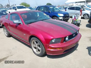 2005 Ford Mustang GT Deluxe z VIN 1ZVFT82H355164563, wystawiony jako IAAI lot #42190685 z przebiegiem 40 341 mil mil oraz . Historia ofert i sprzedaży dostępna na DreamBid. Obrazek 1.
