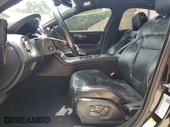 2015 Jaguar XJ с VIN SAJWJ1CD9F8V83885, выставлен на аукционе Copart как лот 58016335 с пробегом 81 794 миль миль и Чистый • Clean title. История ставок и продаж доступна на DreamBid. Изображение 7.